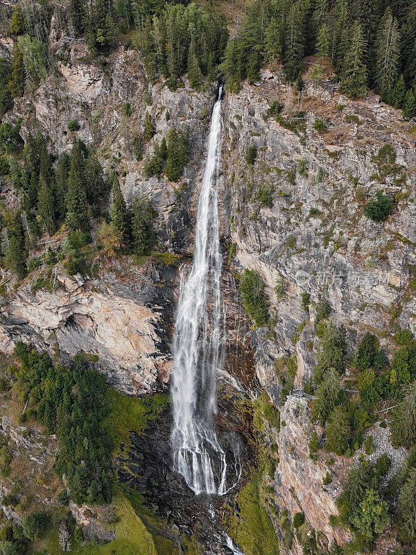 鸟瞰图Fallbachfall (Fallbach瀑布)在卡林西亚，奥地利。